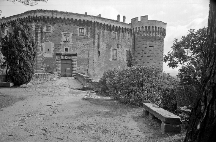 Suze-la-Rousse.- L'entrée du château