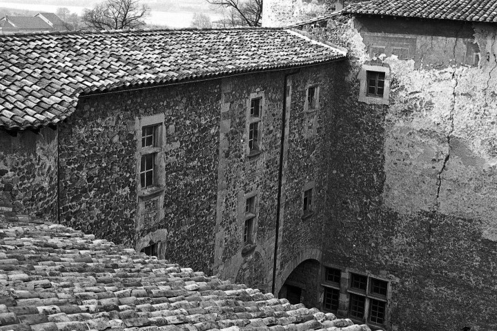 Saint-Vallier. - L'angle sud-ouest de la cour du château.