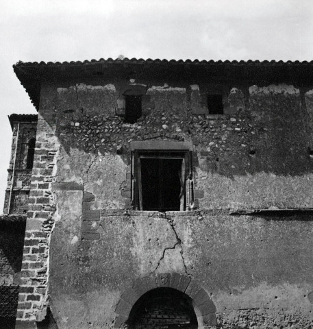 Manthes.- Fenêtre à meneaux de la façade sud de l'ancien Prieuré de bénédictins de l'ordre de Cluny.