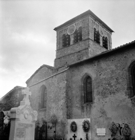 Manthes. - L'église Saint-Pierre et le cimetière.