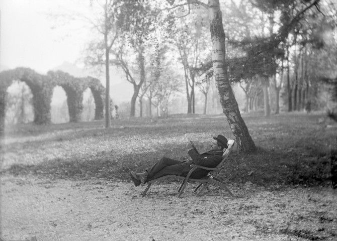 Charols, château de Salettes. - Gustave Landy lisant dans le parc, allongé sur une chaise longue.