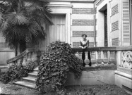 Montélimar. - Jeanne Champin sur le perron de la maison familiale.