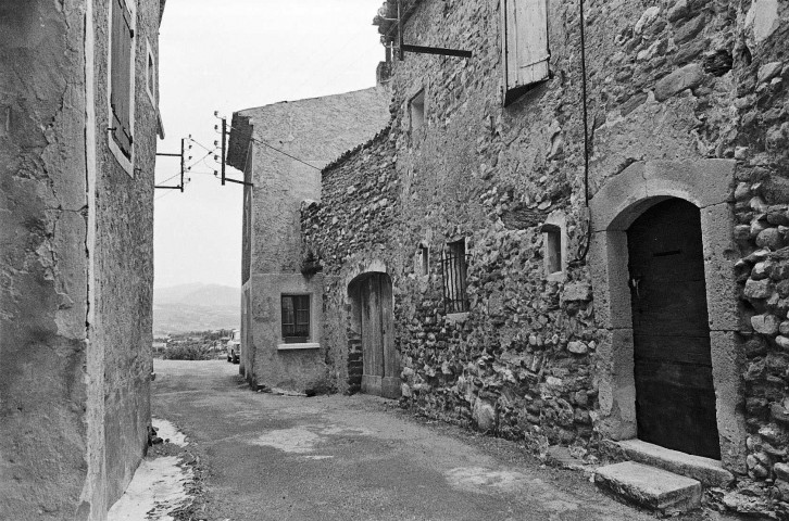 Mirabel-aux-Baronnies.- Visite du village pour une enquête architecturale.
