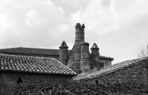 Châteauneuf-sur-Isère.- Cheminées du XVIe siècle, quartier des Bayles.