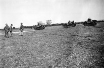 Suze-la-Rousse.- Manœuvre du 44e bataillon de chars de combat cantonné à Suze de novembre 1939 à mai 1940.