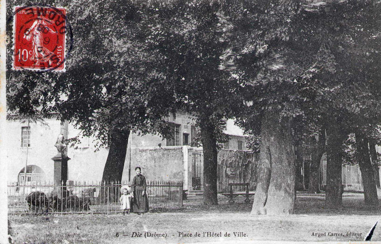 Monument de la comtesse de Die, place de l’Évêché.