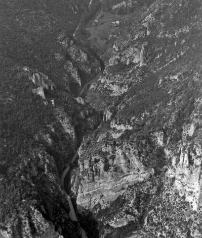 Saint-Ferréol-Trente-Pas.- Vue aérienne du défilé.