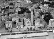 Vue aérienne d'une partie de la ville et l'église Notre-Dame de Lourdes.