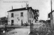 Portes-lès-Valence.- La gare de voyageurs et le passage à niveau.