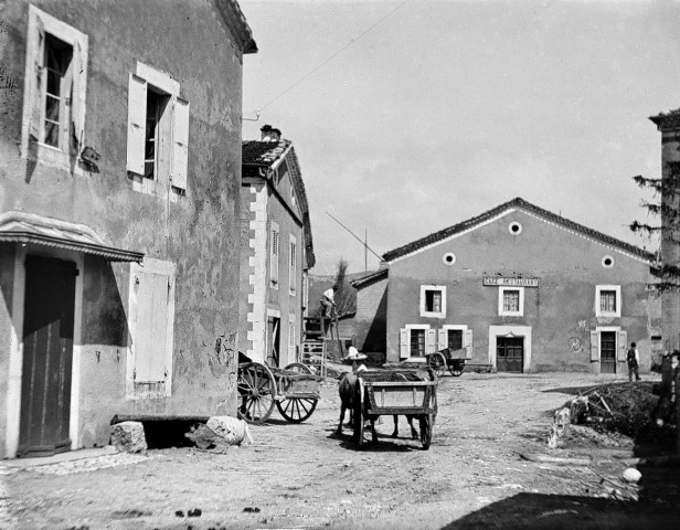 Vassieux-en-Vercors.- La place du village.