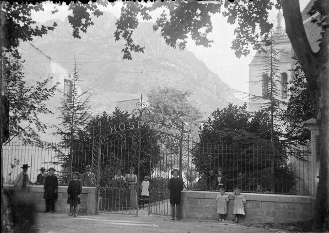 Buis-les-Baronnies.- Personnages devant l'hospice.