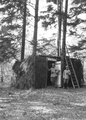 Girmont (Vosges). - Abri avec un lieutenant et un sous-lieutenant du 8e régiment de génie.
