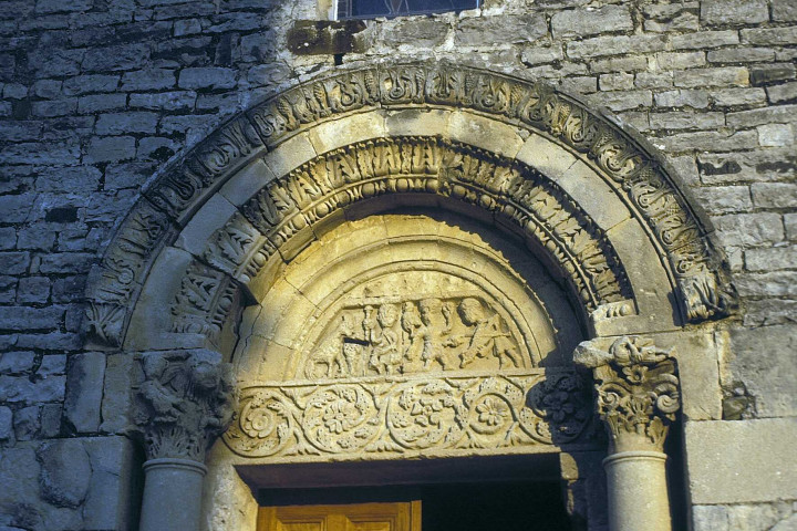 Sainte-Jalle.- Tympan de l'église.