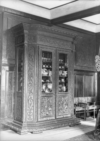 Charols, château de Salettes. - La grand bahut.