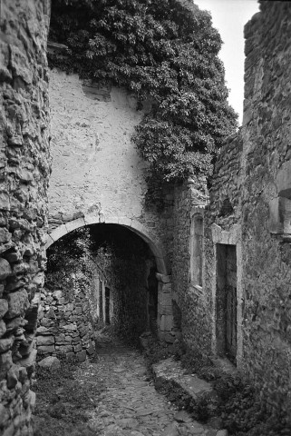 La Bégude-de-Mazenc. - Une ruelle de l'ancien village Châteauneuf-de-Mazenc.