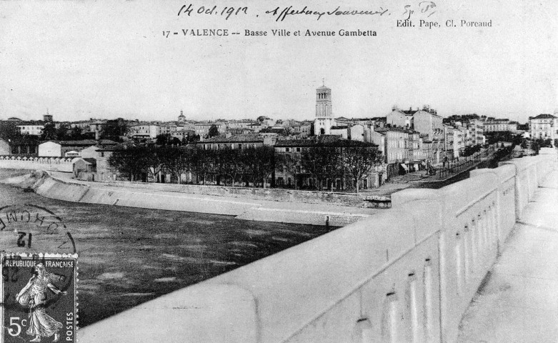 La ville vue du pont de pierre.