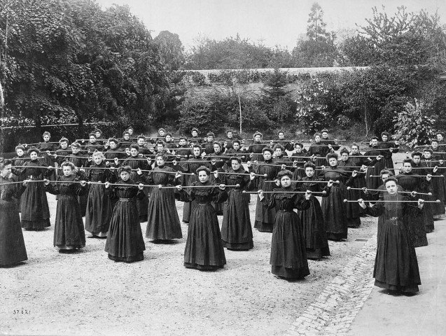 Laval (Mayenne).- Cours de gymnastique à l'École Normale d'institutrices.