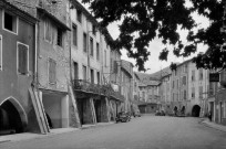 Buis-les-Baronnies. - Place des arcades.