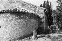 Montclar-sur-Gervanne.- Le chevet de l'église Saint-Jacques et Saint-Philippe du hameau de Vaugelas et le cimetière.