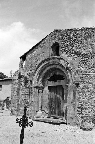 Albon. - Le porche de la chapelle Saint-Philibert et le cimetière.