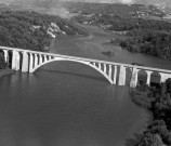 Vue aérienne du pont sur l'Isère.