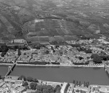 Vue aérienne de la ville et du Rhône.