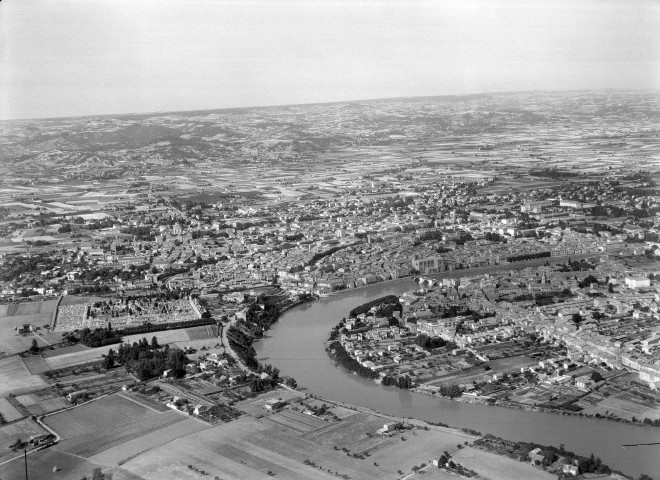 Vue aérienne des deux villes et de l'Isère.