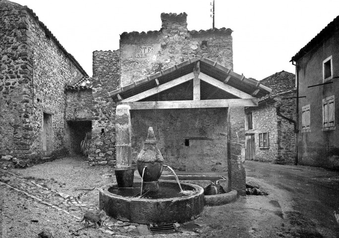 Curnier. - La fontaine et le lavoir.