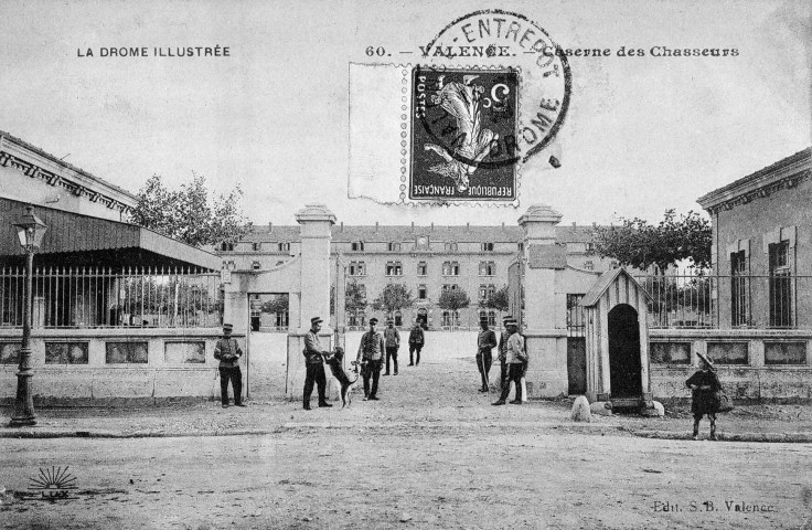 Valence. - La caserne Latour-Maubourg, le régiment du 1e hussards est remplacé par le 13e chasseurs à cheval le 30 août 1907.