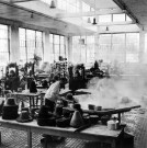 Bourg-de-Péage. - Opération du dressage et formage aux ateliers de la chapellerie Mossant (dans les années 1950).