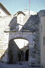 Bouchet.- Le portail de l'ancienne abbaye.