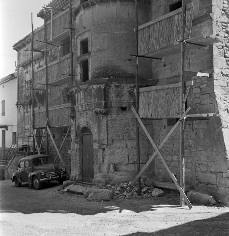 Saint-Restitut. - La maison de la Tour.