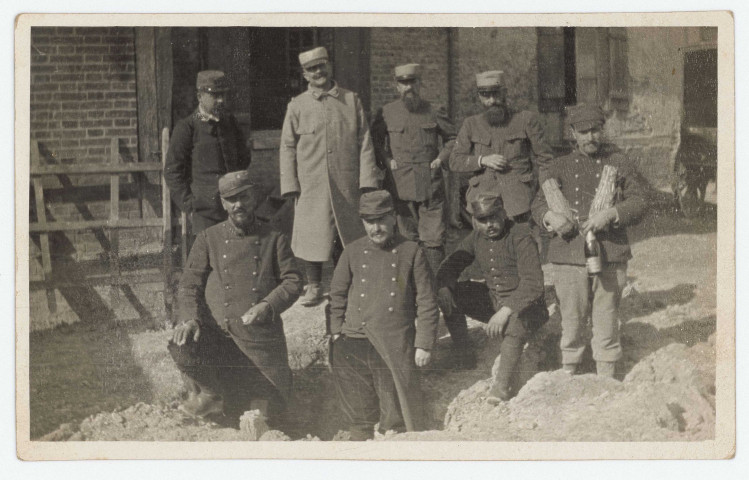 Maffrecourt, ferme Bâthie-Geux. - Soldats du 110ème dans un trou de percutant autrichien tombé le 6 avril 1915.