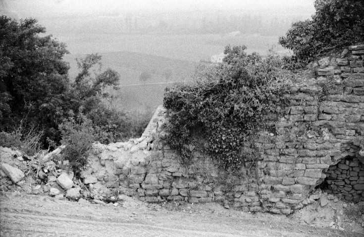 Chabrillan.- Restes des remparts nord du village.