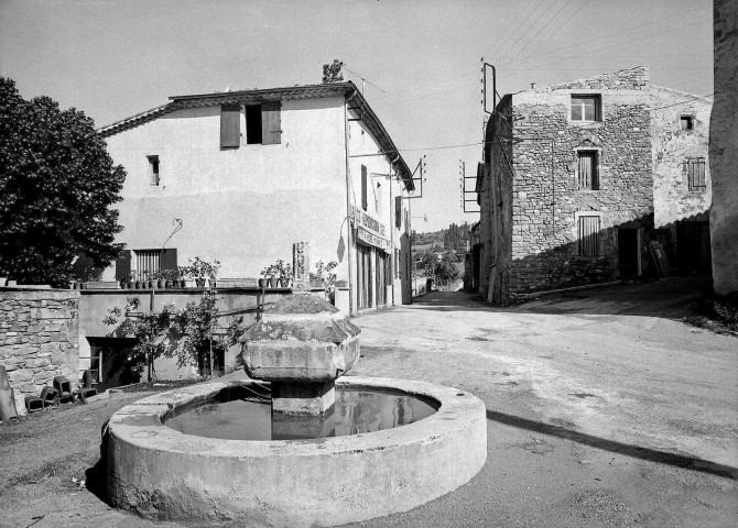 Vesc.- La fontaine.