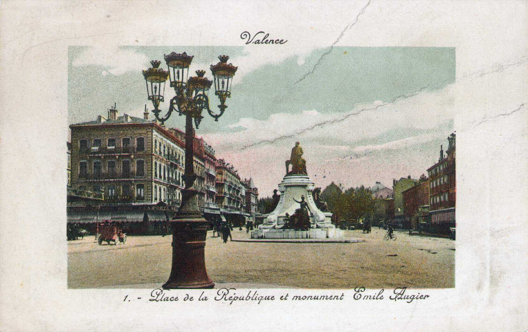 Le monument d’Émile Augier (1897) place de la République.