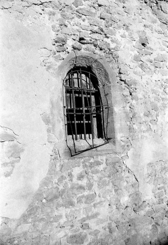 Rochegude. - Fenêtre de la façade sud de la chapelle Saint-Denis.