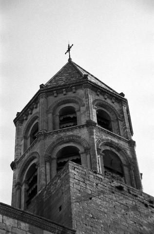 La Garde-Adhémar. - Le clocher de l'église Saint-Michel (XIe s.), avant la dépose des ardoises des abats son.