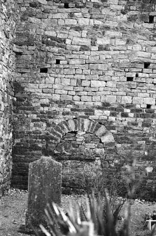 Francillon-sur-Roubion.- Porte romane murée de la façade nord de l'église Saint-Pierre-aux-Liens et le cimetière.