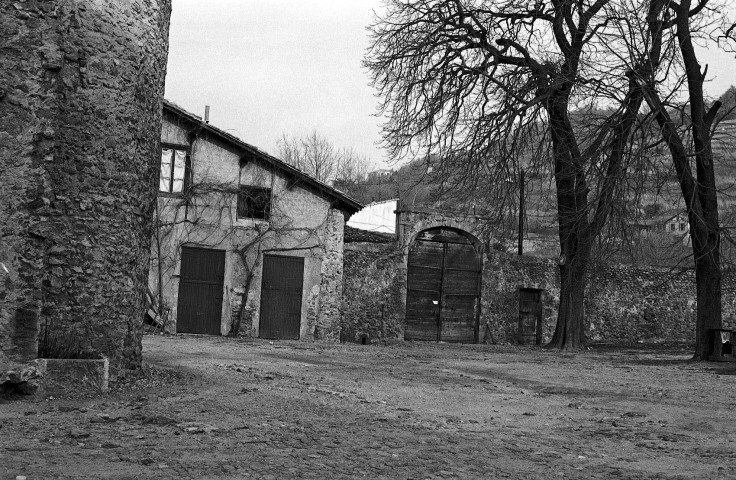 Saint-Vallier. - Portail dans le mur d'enceinte nord du château.