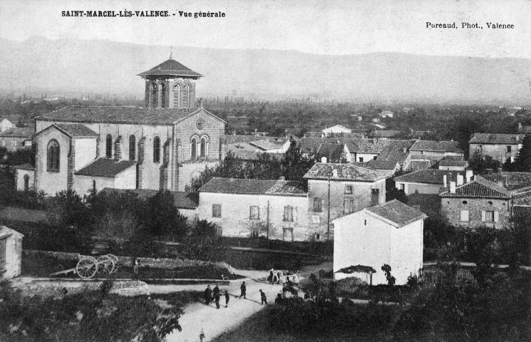 Saint-Marcel-lès-Valence.- Vue du village et de l'église Saint Marcel.