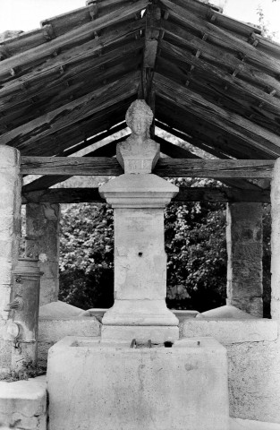 Rochebrune. - Le lavoir, le buste de Marianne et croix.