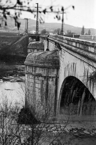 Livron-sur-Drôme. - La face est du pont sur la Drôme.