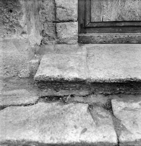 Beaumont-lès-Valence. - Marches de l'entrée latérale de l'église temple.