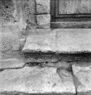 Beaumont-lès-Valence. - Marches de l'entrée latérale de l'église temple.