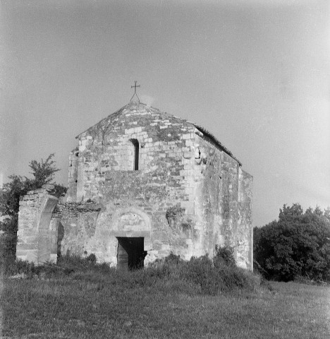 Colonzelle. - La façade occidentale de la chapelle Saint-Pierre.
