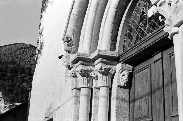 Glandage. - Détail des voussures du porche de l'église Saint-Pierre-et-Paul.