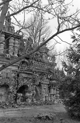 Hauterives.- Reportage sur le palais idéal du Facteur Cheval.