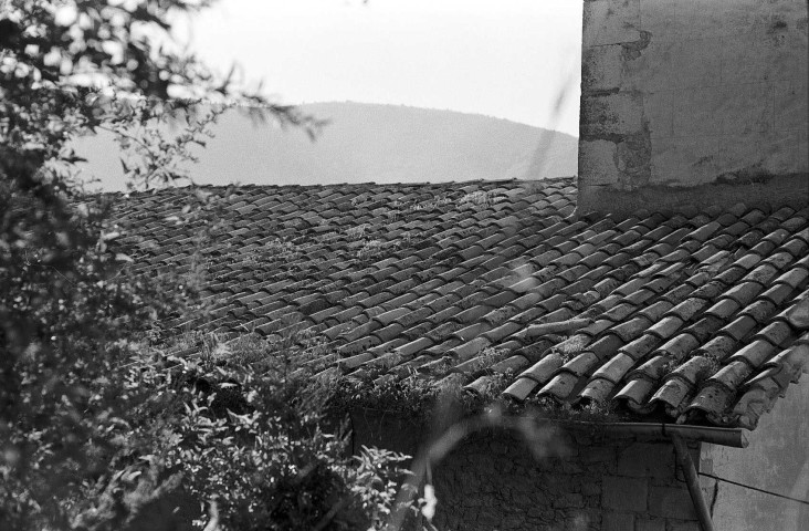 Montbrun-les-Bains. - Couverture de l'église Notre-Dame, face nord.