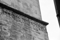 Saint-Restitut. - Frise sculptée du clocher de l'église Saint-Restitut.